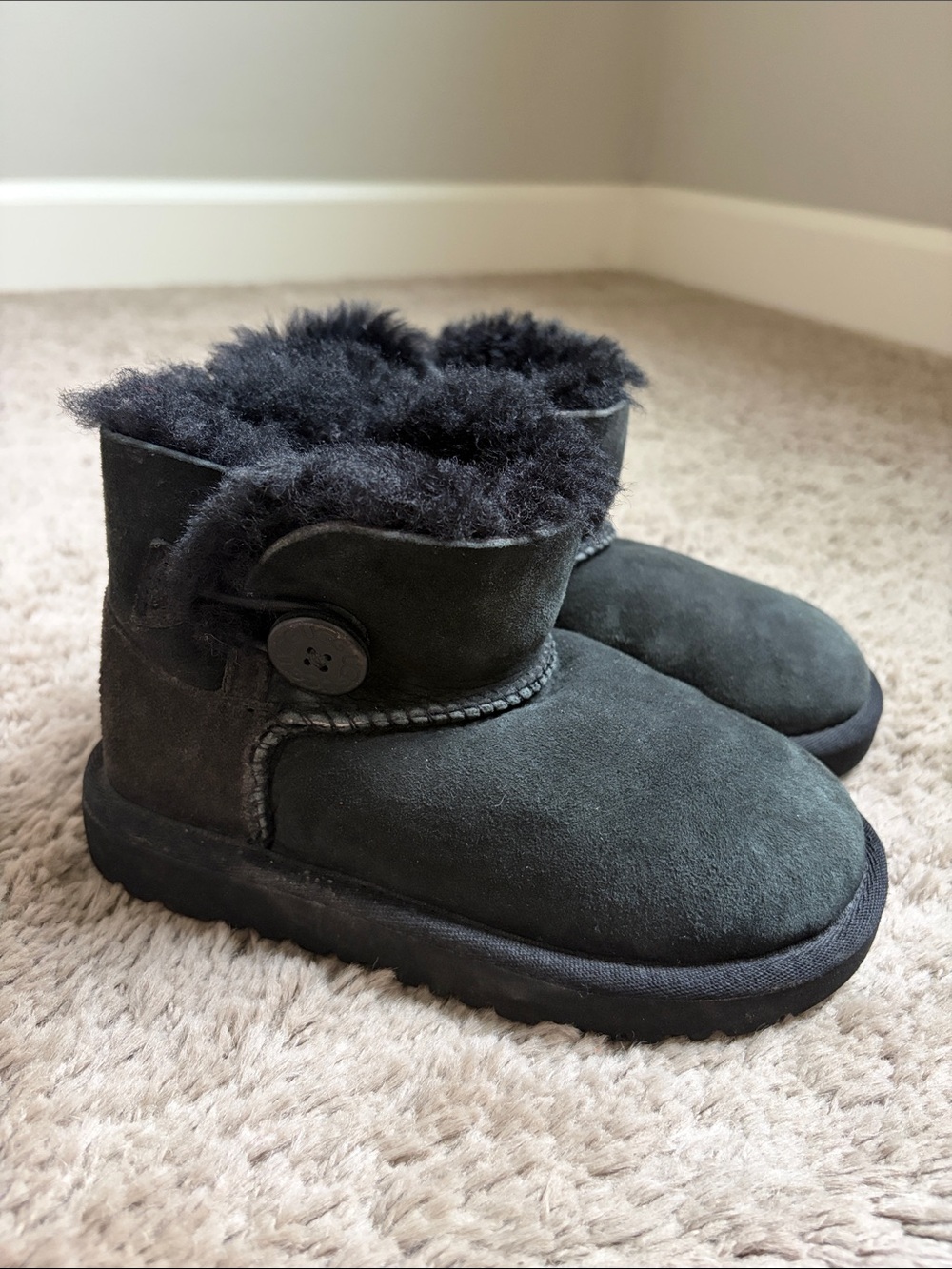 Like new! UGG Kids Mini Bailey Button II Black Boots - Size 11